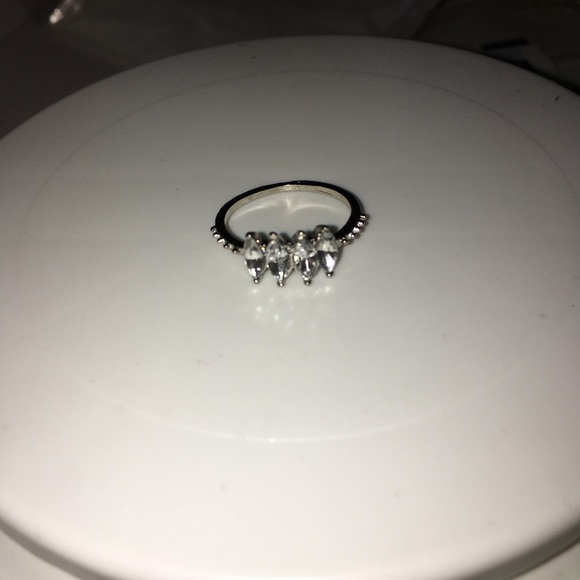 ANGLE DIAMOND RING - Picture 11 of 12